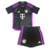 Bayern Munich Matthijs de Ligt #4 Replika Babykläder Borta matchkläder barn 2023-24 Korta ärmar (+ Korta byxor)